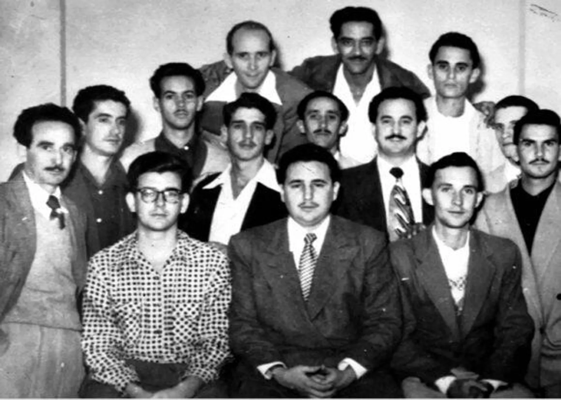 Fidel Castro (ctro. abajo), Abel Santamaría (izda. abajo) y otros moncadistas de la llamada 'generación del centenario' - Sputnik Mundo