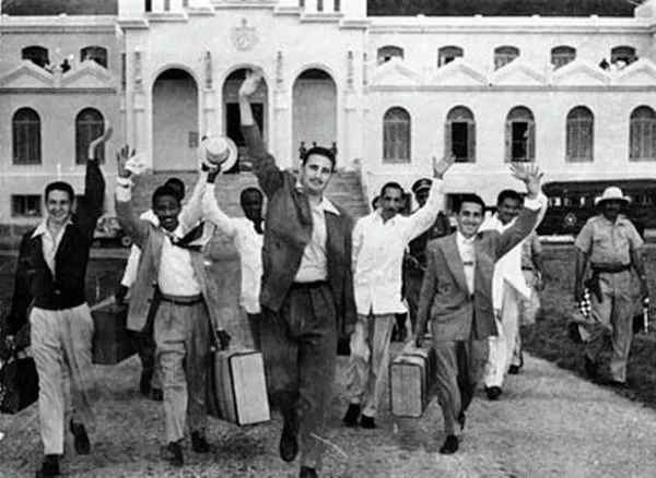 Fidel Castro y otros moncadistas salen de la prisión luego de la amnistía general de 1955 (archivo) - Sputnik Mundo