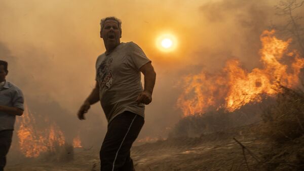 Incendio en el pueblo de Gennadi en la isla de Rodas, Grecia - Sputnik Mundo