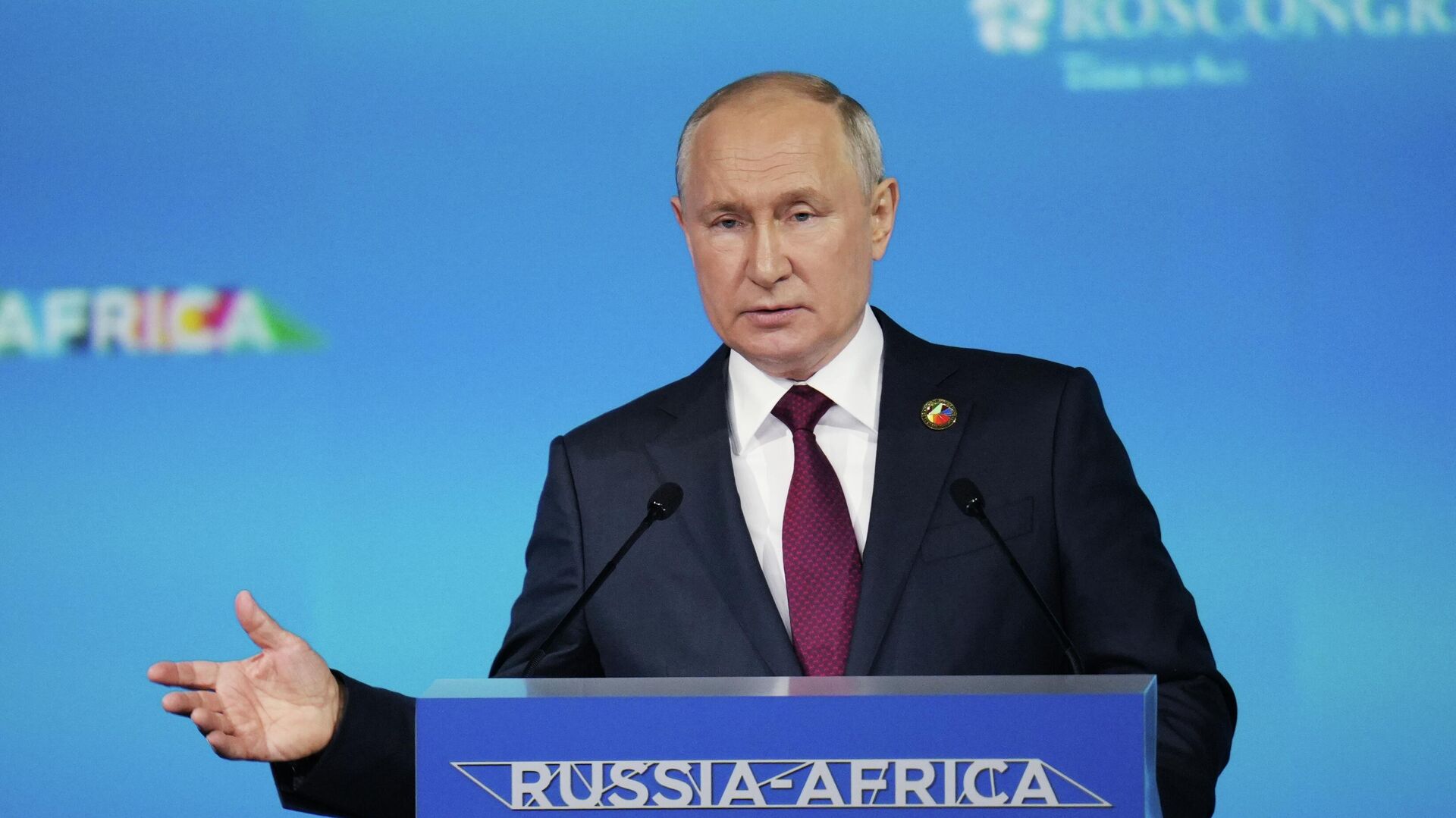 Vladímir Putin, presidente de Rusia, durante su discurso en la sesión plenaria de la segunda cumbre y foro económico y humanitario Rusia-África - Sputnik Mundo, 1920, 27.07.2023