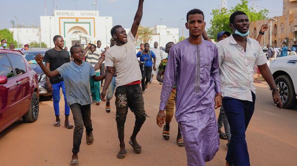 Simpatizantes del presidente nigerino Mohamed Bazoum se manifiestan en su apoyo en Niamey, Níger, miércoles 26 de julio de 2023. - Sputnik Mundo