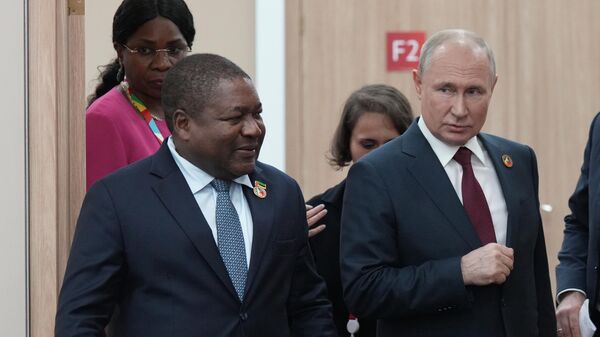 El presidente de Mozambique, Filipe Nyusi junto con el presidente ruso, Vladímir Putin, antes de una reunión al margen de la Segunda Cumbre y Foro Rusia-África en San Petersburgo. - Sputnik Mundo