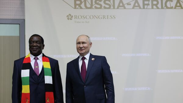El presidente de Zimbabue, Emmerson Dambudzo Mnangagwa junto con el presidente ruso, Vladímir Putin, antes de la sesión plenaria de la II Cumbre y Foro Rusia-África. - Sputnik Mundo