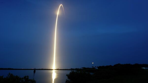 Запуск ракеты SpaceX Falcon 9 с мини-интернет-спутниками Starlink V2 на борту с мыса Канаверал, США - Sputnik Mundo