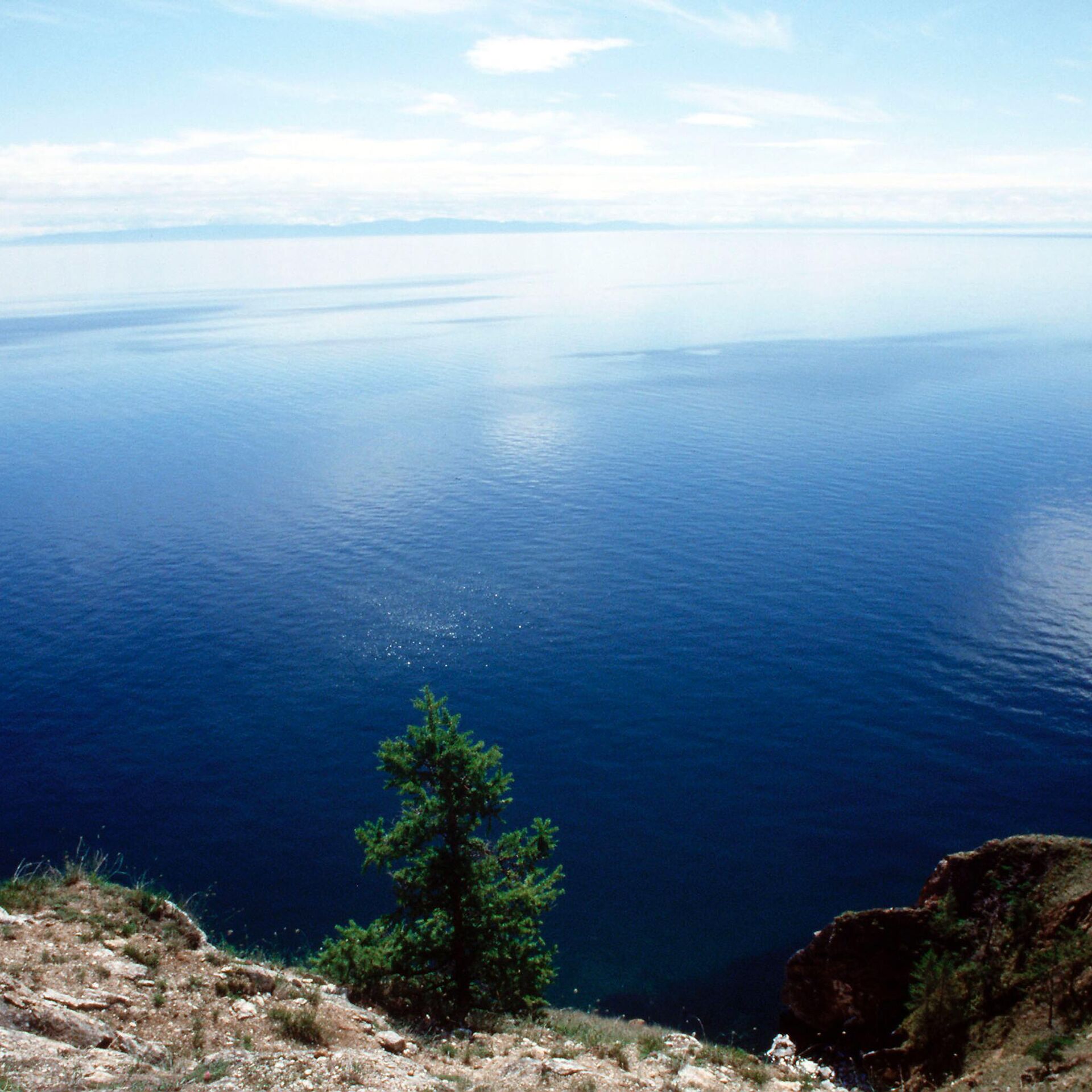 Submarinos rusos encuentran petróleo en el fondo del lago Baikal