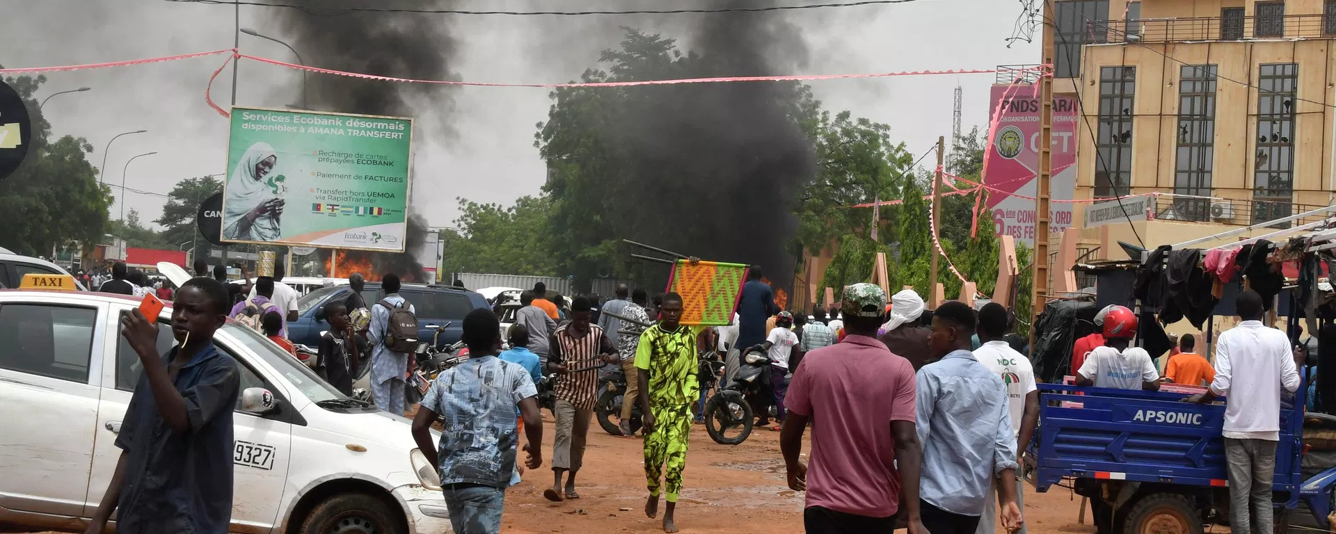 Vista general de una nube de humo mientras partidarios de las fuerzas de defensa y seguridad nigerianas atacan la sede del Partido Nigeriano para la Democracia y el Socialismo (PNDS), el partido del derrocado presidente Mohamed Bazoum, en Niamey, el 27 de julio de 2023. Vista general de una nube de humo mientras partidarios de las fuerzas de defensa y seguridad nigerianas atacan la sede del Partido Nigeriano para la Democracia y el Socialismo (PNDS), el partido del derrocado presidente Mohamed Bazoum, en Niamey, el 27 de julio de 2023. - Sputnik Mundo, 1920, 31.07.2023