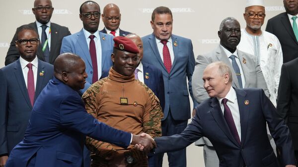 Vladímir Putin, presidente ruso, y líderes de los países africanos en la cumbre Rusia África - Sputnik Mundo