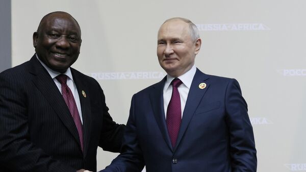 El presidente sudafricano, Cyril Ramaphosa, en una reunión con el presidente ruso, Vladímir Putin. - Sputnik Mundo