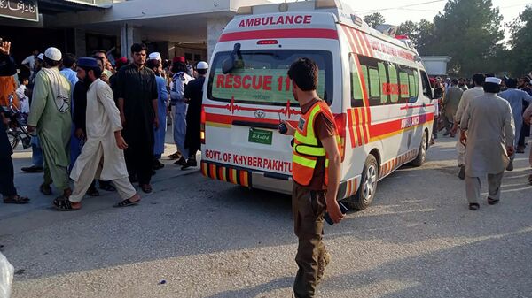 Una ambulancia transporta a personas heridas luego de la explosión de una bomba durante un mitin político en el distrito de Bajur de Khyber Pakhtunkhwa, Pakistán, el 30 de julio de 2023. - Sputnik Mundo