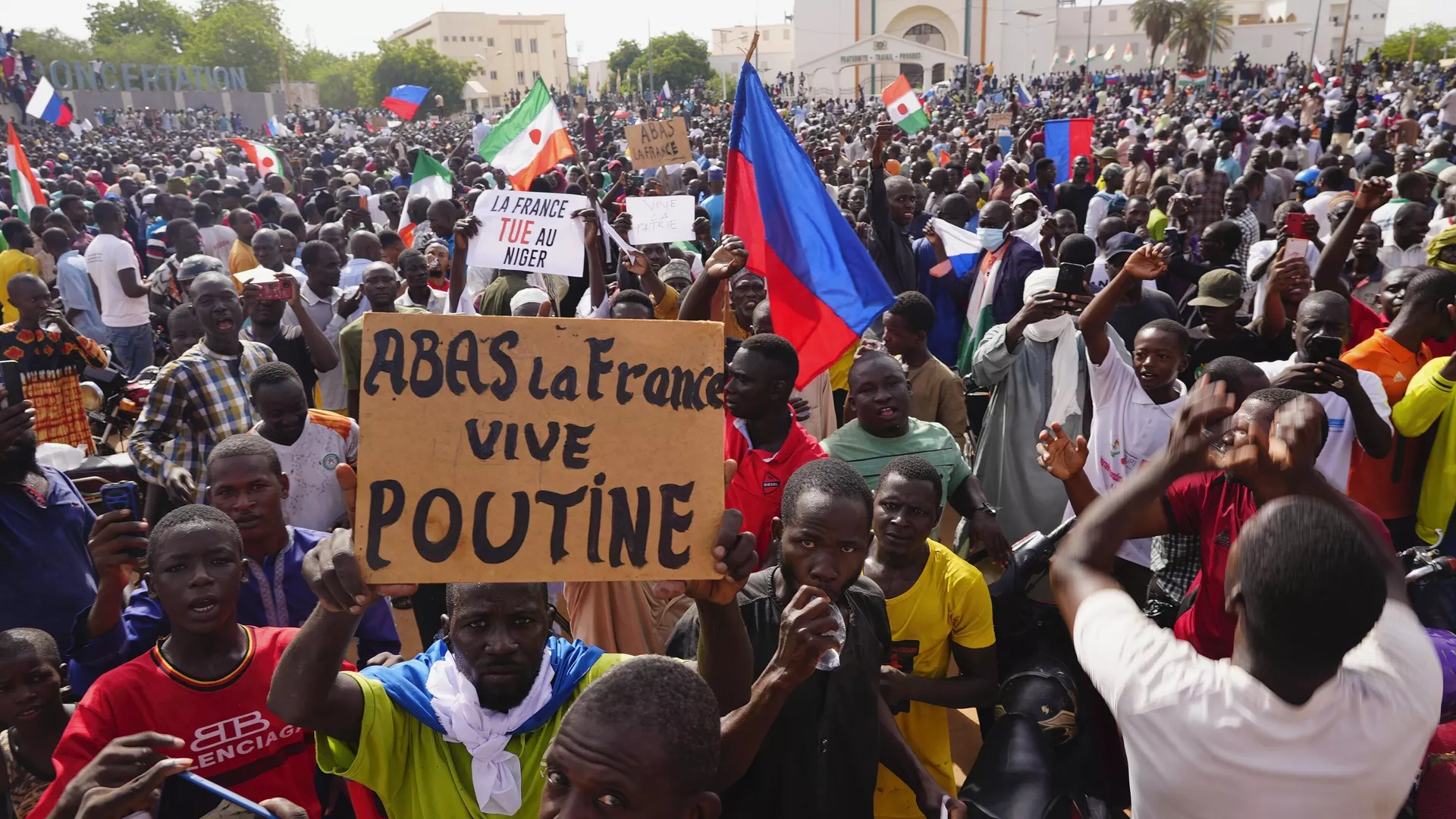 Nigerinos participan en una marcha convocada por los partidarios del golpista general Abdourahmane Tchiani en Niamey, Níger, el domingo 30 de julio de 2023 - Sputnik Mundo, 1920, 30.07.2023