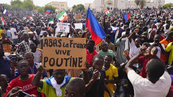 Nigerinos participan en una marcha convocada por los partidarios del golpista general Abdurahmane Tchiani en Niamey, Níger, el domingo 30 de julio de 2023. - Sputnik Mundo