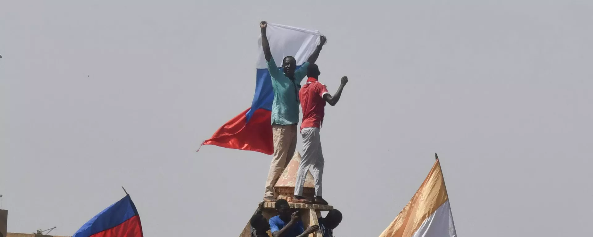 Протестующие с российскими флагами в Нигере - Sputnik Mundo, 1920, 05.08.2023