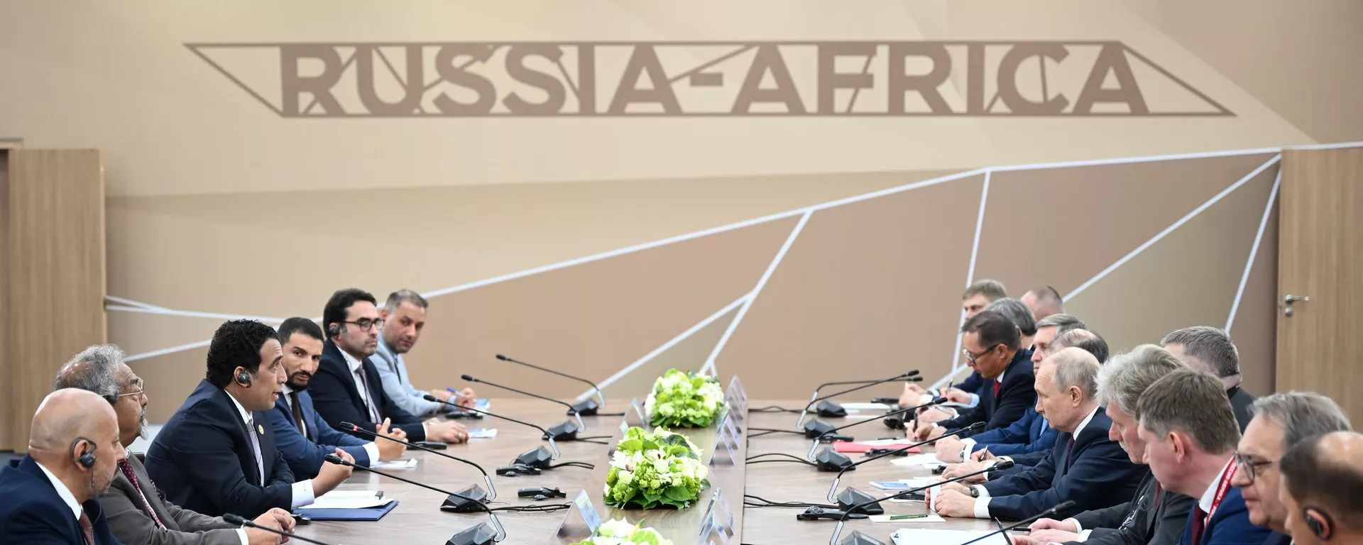 El presidente ruso, Vladímir Putin, y el presidente del Consejo Presidencial de Libia, Mohammed Menfi, se reúnen al margen de la II Cumbre Rusia-África, el 28 de julio de 2023 - Sputnik Mundo, 1920, 01.08.2023