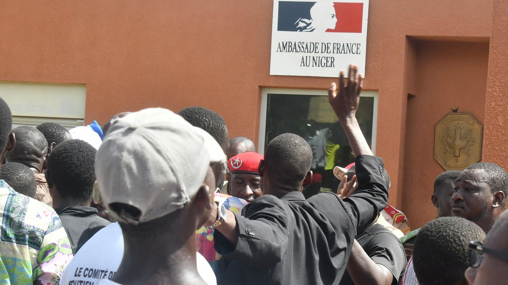 Manifestantes se reúnen frente a la Embajada francesa en Niamey durante una manifestación que siguió a un mitin de apoyo a la junta de Níger en Niamey el 30 de julio de 2023.   - Sputnik Mundo, 1920, 31.07.2023