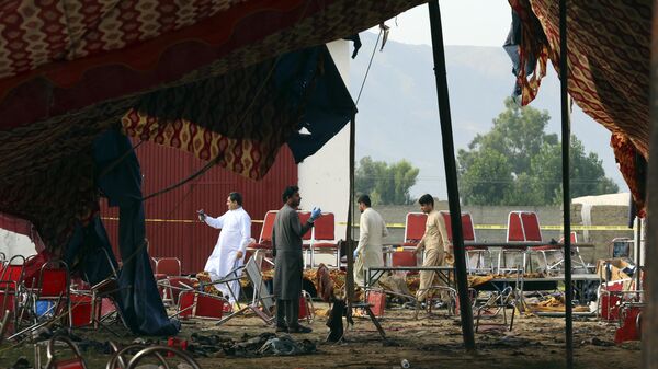 Investigadores pakistaníes inspeccionan en el lugar del atentado suicida del 30 de julio, en el distrito de Bajur de Khyber Pakhtunkhwa, Pakistán - Sputnik Mundo