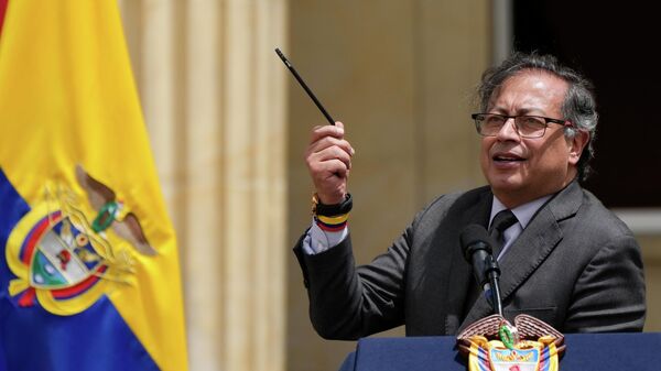 Gustavo Petro, presidente de Colombia, habla durante una ceremonia con indígenas y militares que participaron en la búsqueda de cuatro niños indígenas, el 26 de junio de 2023 - Sputnik Mundo