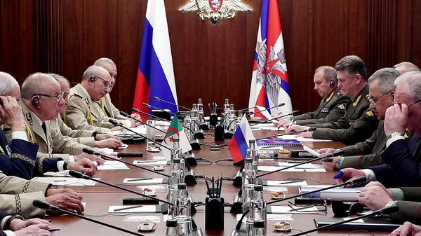 El ministro de Defensa ruso, Serguéi Shoigú, se entrevista con el jefe del Estado Mayor del Ejército Nacional Popular de Argelia, Said Chanegriha - Sputnik Mundo