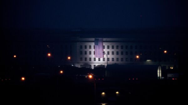 Una bandera de EEUU desde el Pentágono al amanecer en Washington, el 11 de septiembre de 2022 - Sputnik Mundo