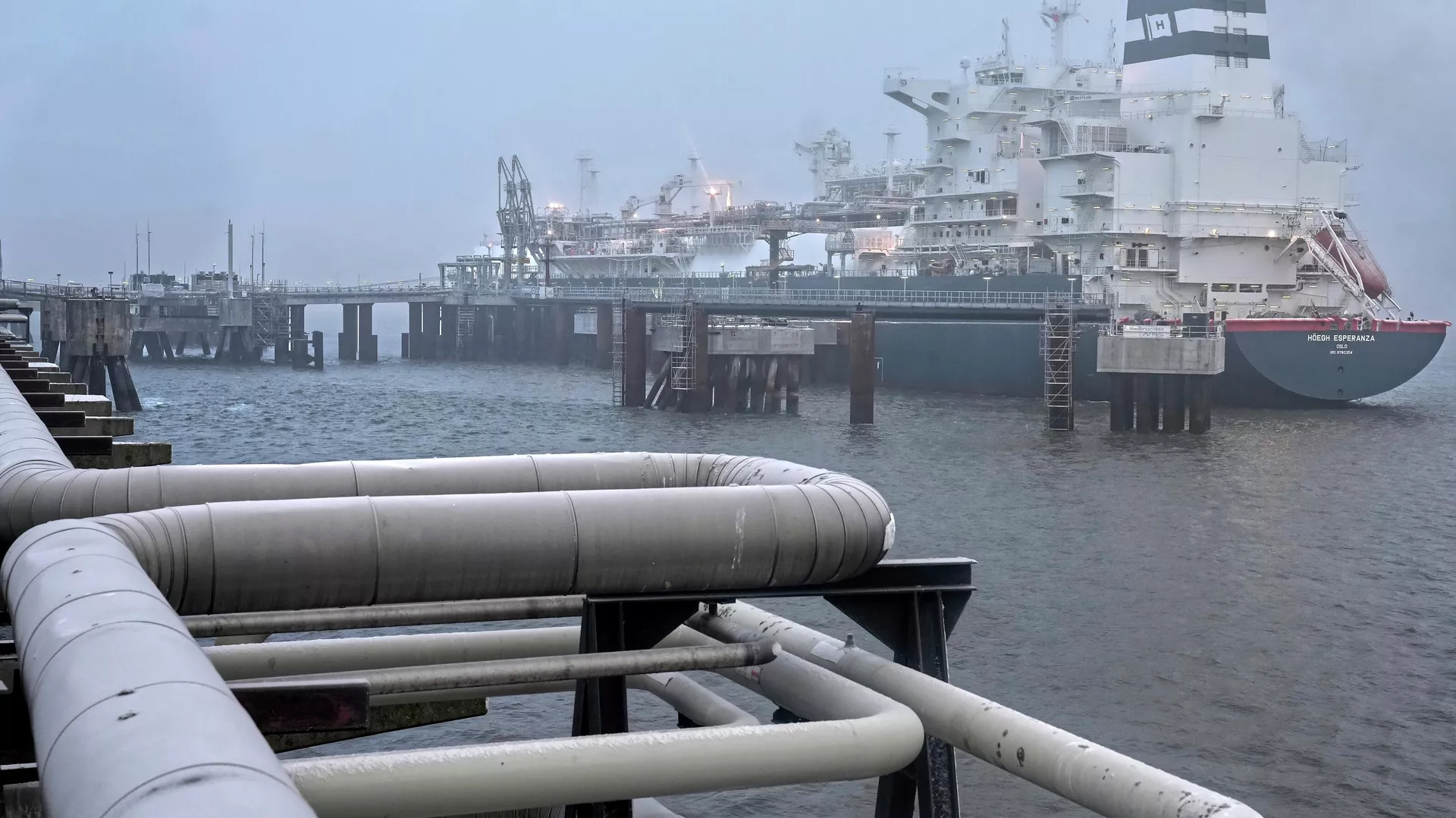 La nave Hoegh Esperanza de la unidad de almacenamiento y regasificación flotante está anclada durante la ceremonia de apertura de la terminal de gas natural licuado Uniper en Jade Bight en Wilhelmshaven - Sputnik Mundo, 1920, 06.12.2023