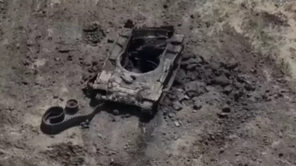 Captura de pantalla de un video del Ministerio de Defensa ruso que muestra un tanque ucraniano destruido por los ataques rusos durante el intento de la contraofensiva de Kiev - Sputnik Mundo