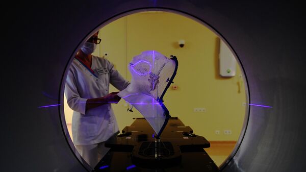 Un médico en el centro oncológico del Instituto de Medicina Nuclear de la ciudad de Jimki, Rusia - Sputnik Mundo