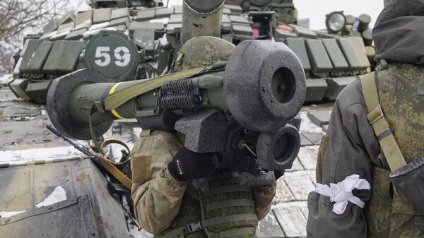 Un soldado de las tropas de la República Popular de Donetsk cargando un misil antitanque Javelin en la región de Mariupol - Sputnik Mundo
