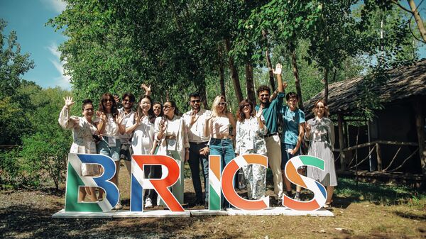 Jóvenes de Brasil, Rusia, la India, China y Sudáfrica reunidos durante el 3º Campamento Juvenil de BRICS en Ulianovsk, Rusia, el 3 de agosto de 2023 - Sputnik Mundo