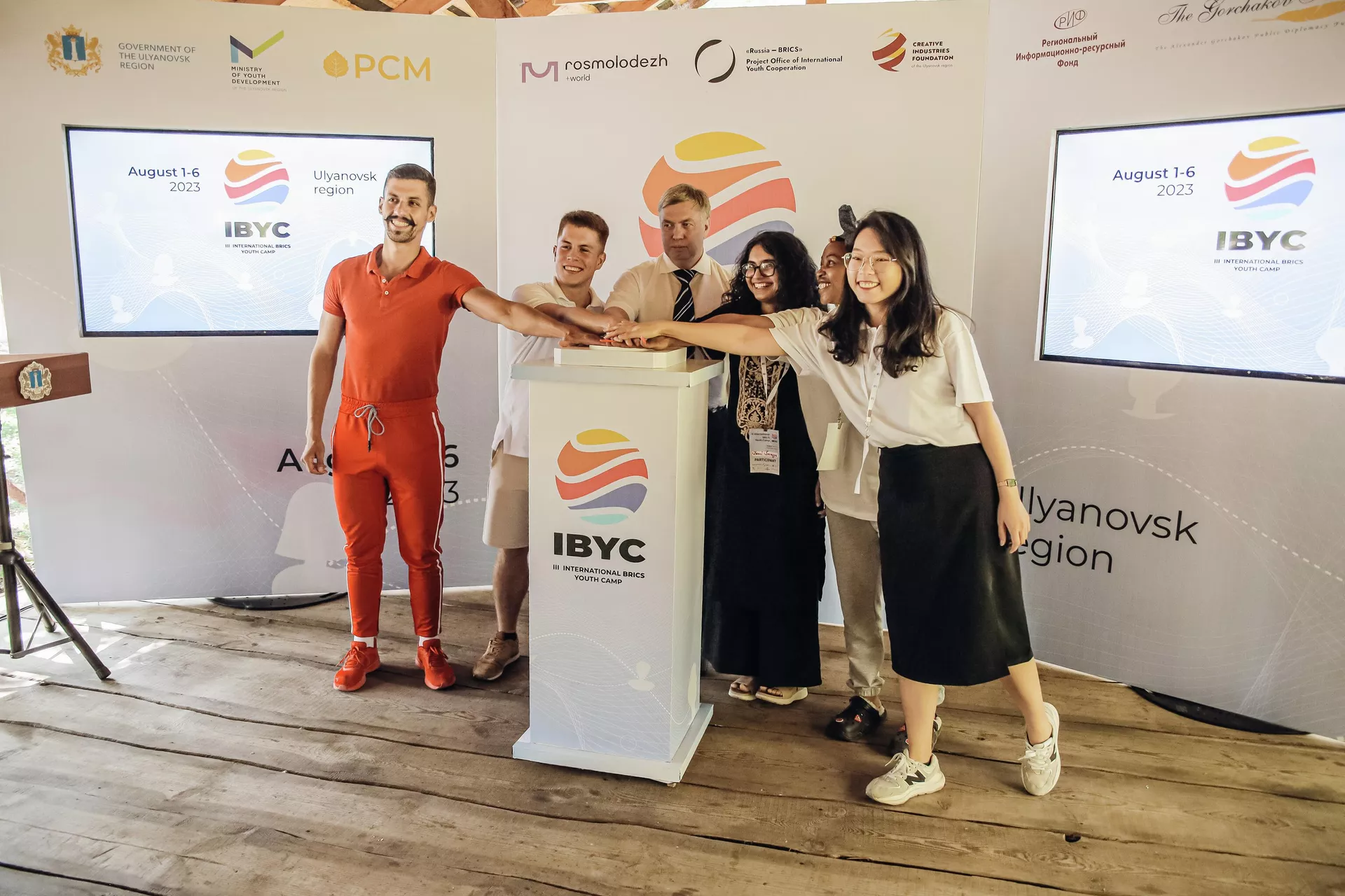 El brasileño Henrique Domingues (izquierda), asiste a la ceremonia de apertura del 3º Campamento Juvenil Internacional de los BRICS, con la participación del gobernador de la región de Ulianovsk, Alexéi Russkij (centro), Ulianovsk, Rusia, 3 de agosto - Sputnik Mundo, 1920, 05.08.2023