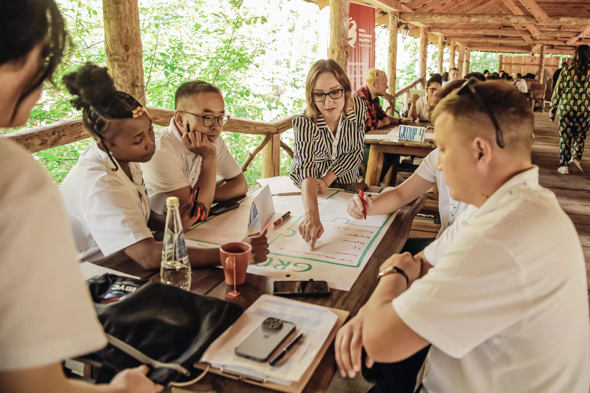 Jóvenes de Brasil, Rusia, la India, China y Sudáfrica trabajan en grupo durante el 3º Campamento Juvenil BRICS en Ulianovsk, Rusia, el 3 de agosto de 2023 - Sputnik Mundo, 1920, 05.08.2023