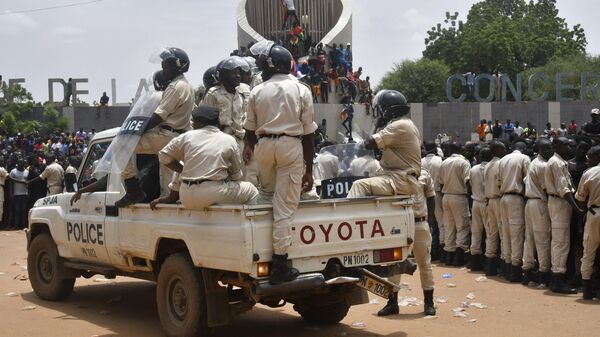 Policías de Níger en una concentración de apoyo a la junta militar en Niamey, el 30 de julio de 2023.  - Sputnik Mundo