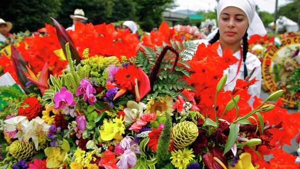 Участники парада цветов в Колумбии  - Sputnik Mundo