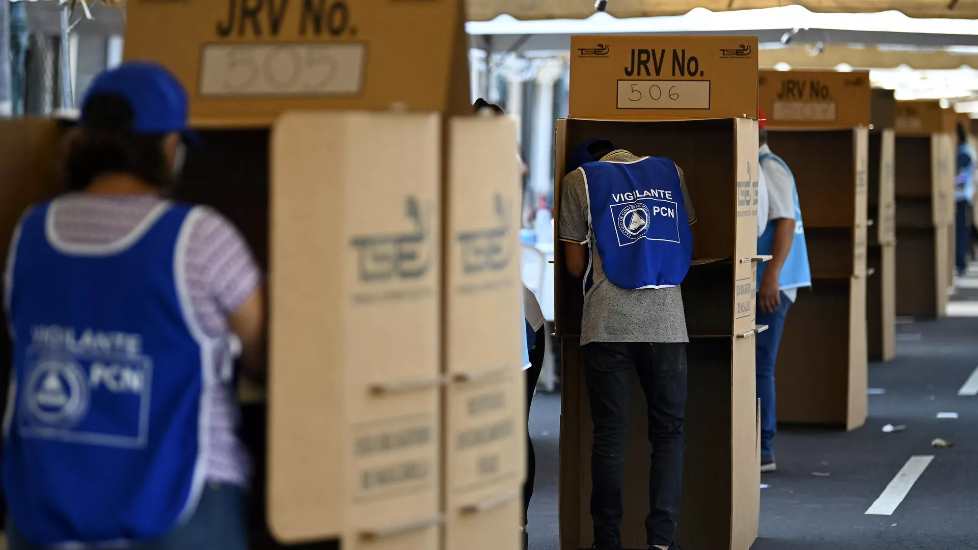 La gente vota durante las elecciones parlamentarias y locales, en San Salvador, el 28 de febrero de 2021 - Sputnik Mundo, 1920, 08.08.2023