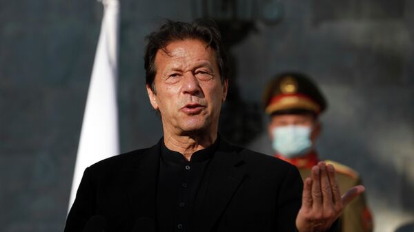 In this Nov. 19, 2020 file photo, Pakistan Prime Minister Imran Khan speaks during a joint news conference with Afghan President Ashraf Ghani, in Kabul, Afghanistan.  - Sputnik Mundo