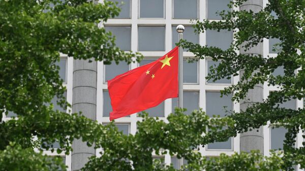 Una bandera china a las afueras del Ministerio de Asuntos Exteriores en Pekín - Sputnik Mundo