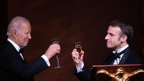 El presidente francés Emmanuel Macron brinda con el presidente estadounidense Joe Biden - Sputnik Mundo