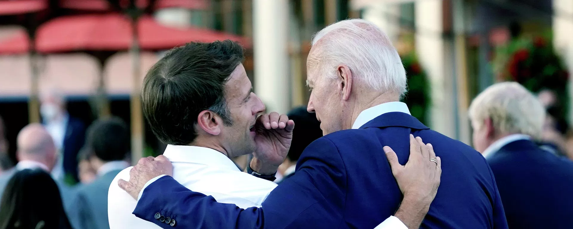 El presidente francés, Emmanuel Macron, susurra al presidente estadounidense, Joe Biden, tras su cena en la Cumbre del G7 en Alemania. - Sputnik Mundo, 1920, 15.08.2023