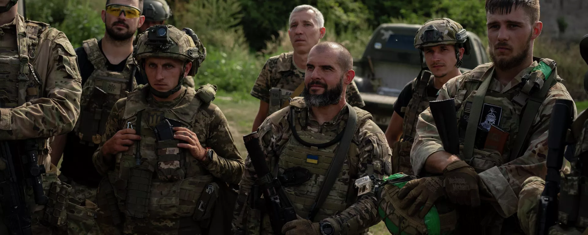 Voluntarios ucranianos escuchan a su comandante tras un entrenamiento en las afueras de Kyiv, Ucrania, el10 de agosto de 2023 - Sputnik Mundo, 1920, 06.01.2024