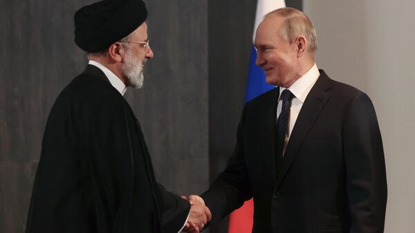 El presidente ruso, Vladímir Putin, en una reunión con el presidente iraní, Ebrahim Raisi  - Sputnik Mundo