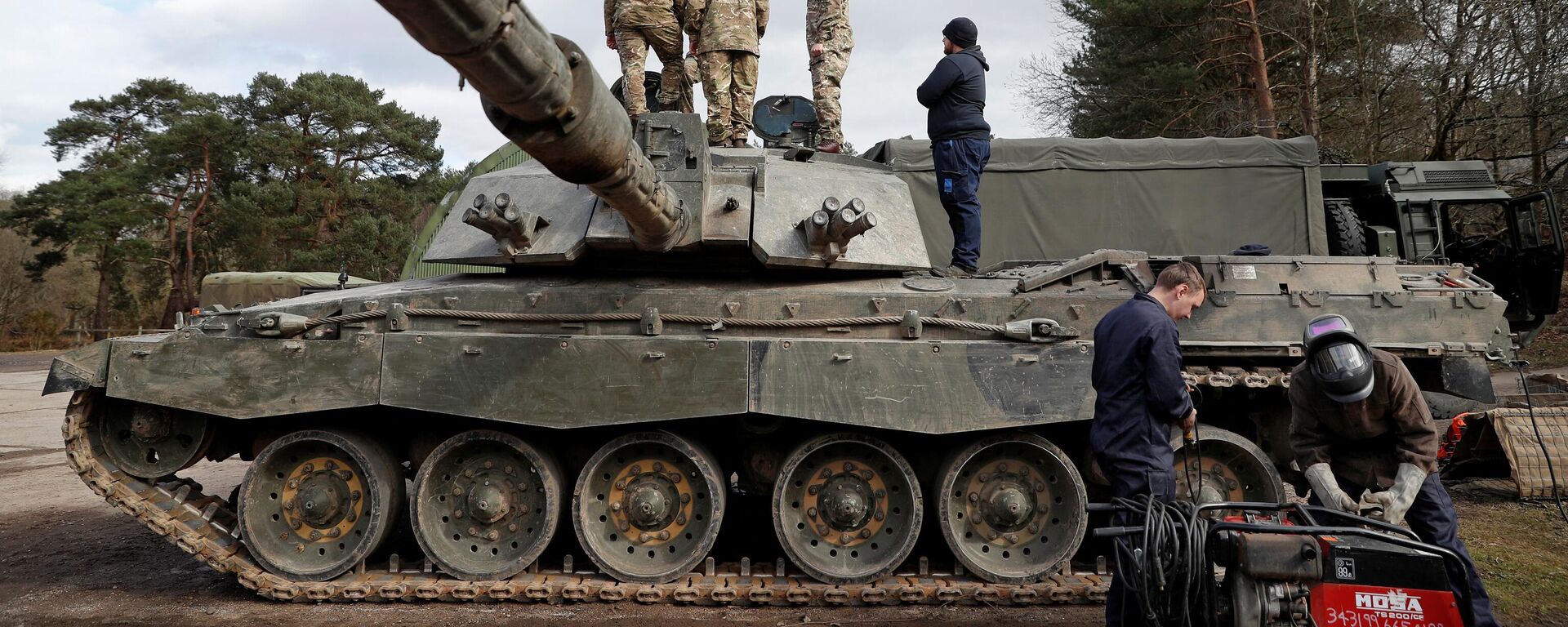 Soldados trabajan sobre un tanque Challenger 2 en Hampshire, el 14 de marzo de 2022.  - Sputnik Mundo, 1920, 11.09.2023