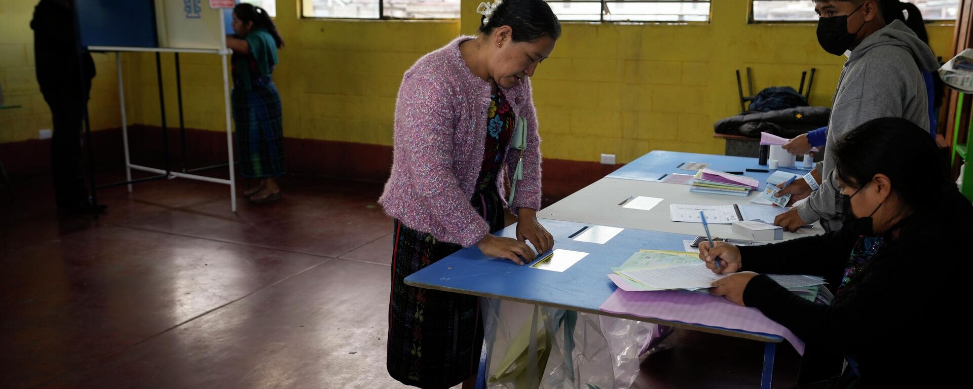 Una mujer vota durante las elecciones generales en Sumpango, Guatemala, el 25 de marzo de 2023 - Sputnik Mundo, 1920, 18.08.2023