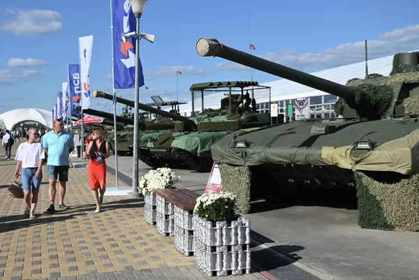 Tanques rusos T-14 Armata y el T-90M Proriv con el sistema de camuflaje Nakidka, que oculta su firma térmica, y el nuevo sistema de protección contra drones Triton. El complejo electrónico consta de cuatro emisores, montados en las esquinas de la torre, que inhiben las señales. - Sputnik Mundo