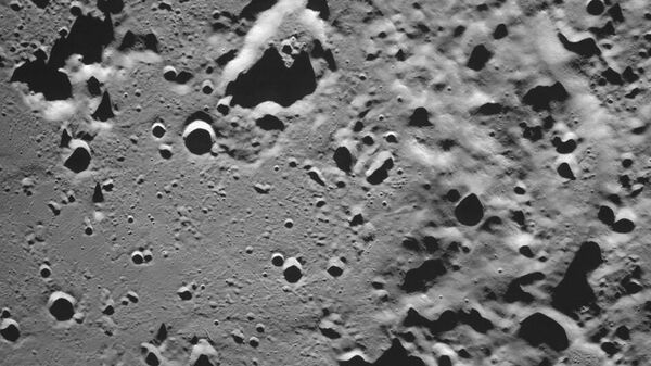 Una foto de la superficie lunar tomado por la estación rusa Luna-25 - Sputnik Mundo