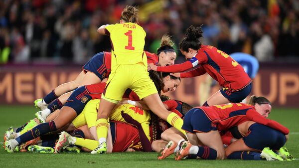 La selección femenina de fútbol española celebrando su victoria en la Copa Femenina de la FIFA 2023 - Sputnik Mundo