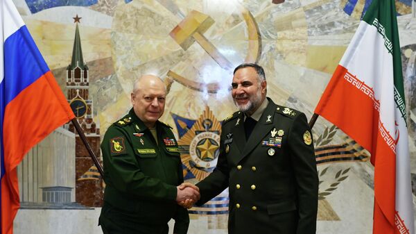 El comandante de las Fuerzas Terrestres de Rusia, Oleg Saliukov, y el comandante de las Fuerzas Terrestres, general de brigada Kiyumars Heidari, durante una reunión en Moscú el 21 de agosto 2023 - Sputnik Mundo