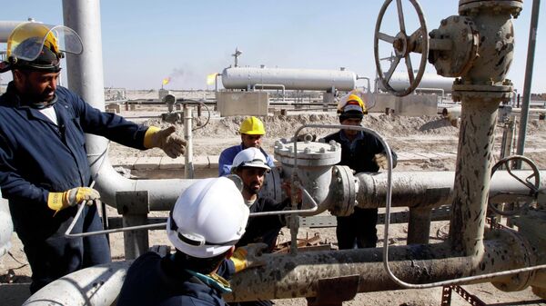 Operarios petroleros en el yacimiento de Qurna Oeste 2, Irak - Sputnik Mundo