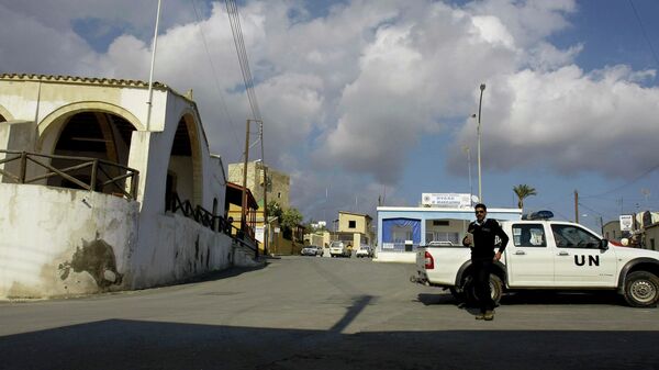 Un oficial de policía de la ONU en la plaza del pueblo de Pyla, Chipre - Sputnik Mundo