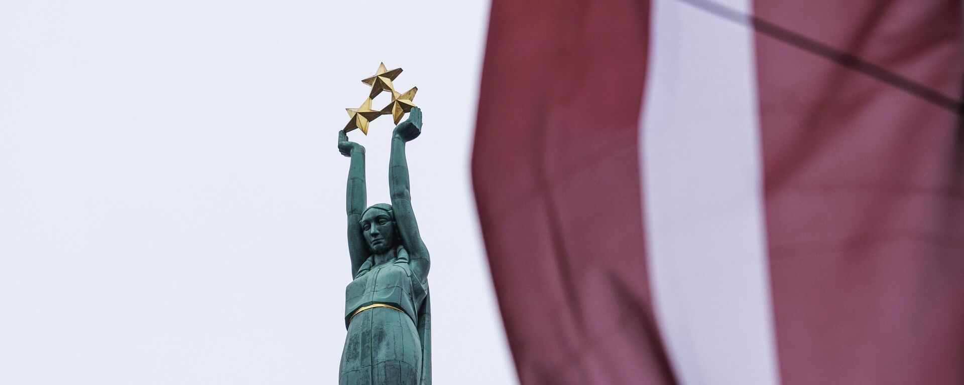 Monumento a la Libertad en Riga y la bandera de Letonia - Sputnik Mundo, 1920, 22.08.2023