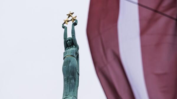 Monumento a la Libertad en Riga y la bandera de Letonia - Sputnik Mundo