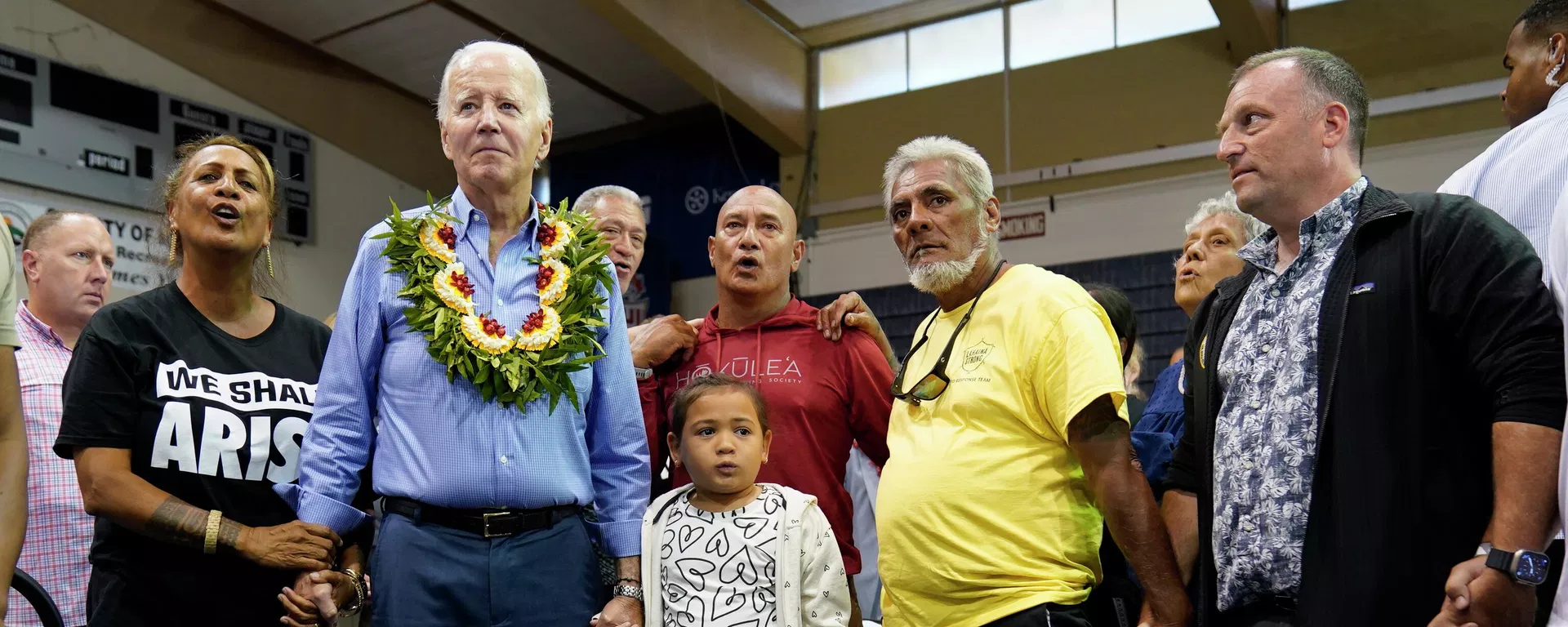 El presidente Joe Biden posa junto a un grupo de residentes de la isla de Mau afectados por los incendios en la isla hawaiana El presidente Joe Biden posa junto a un grupo de residentes de la isla de Mau afectados por los incendios en la isla hawaiana - Sputnik Mundo, 1920, 23.08.2023