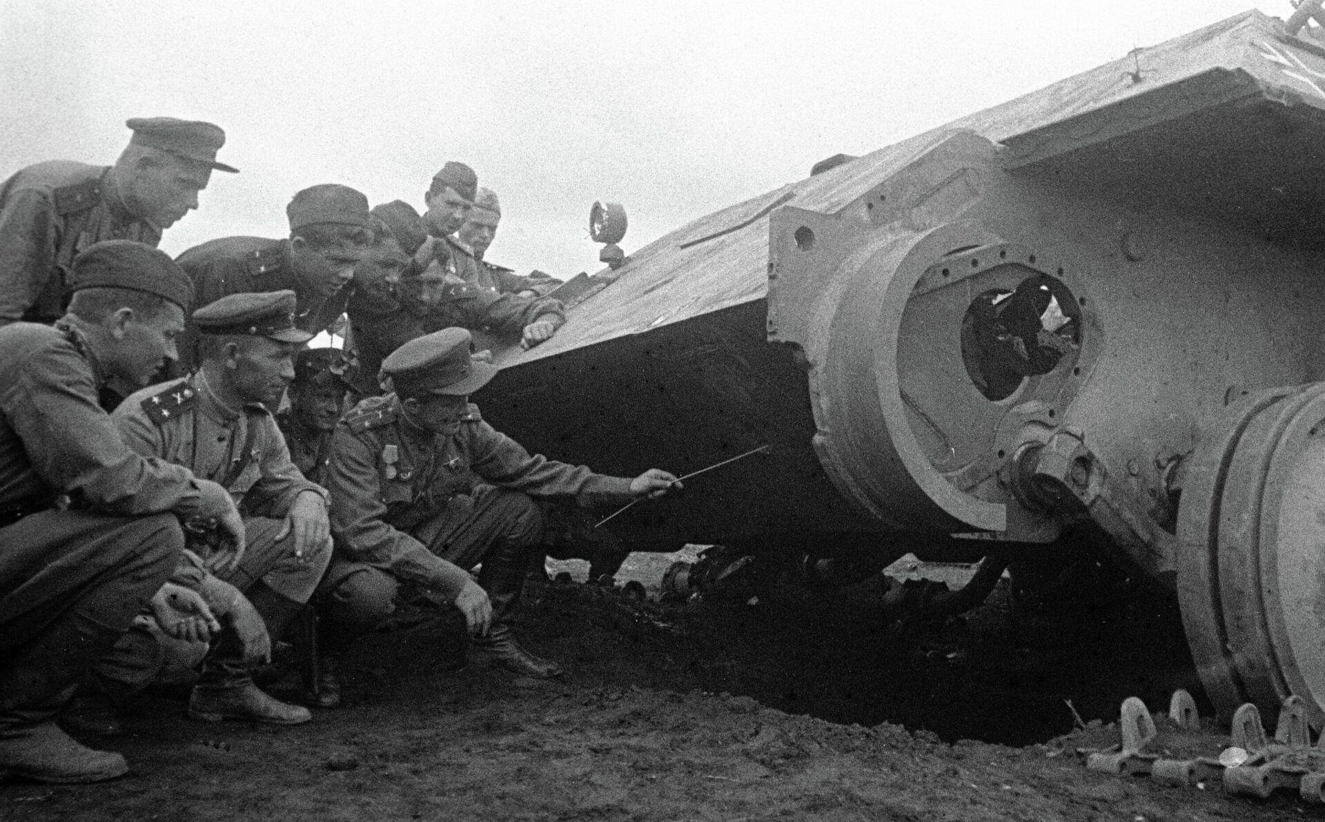 Немецкие танки 1943 года. Курская битва июль август 1943. Курская битва подбитые танки. Немецкие танкисты 1943 Курская дуга. 5 Июля – 23 августа 1943 г. – Курская битва.